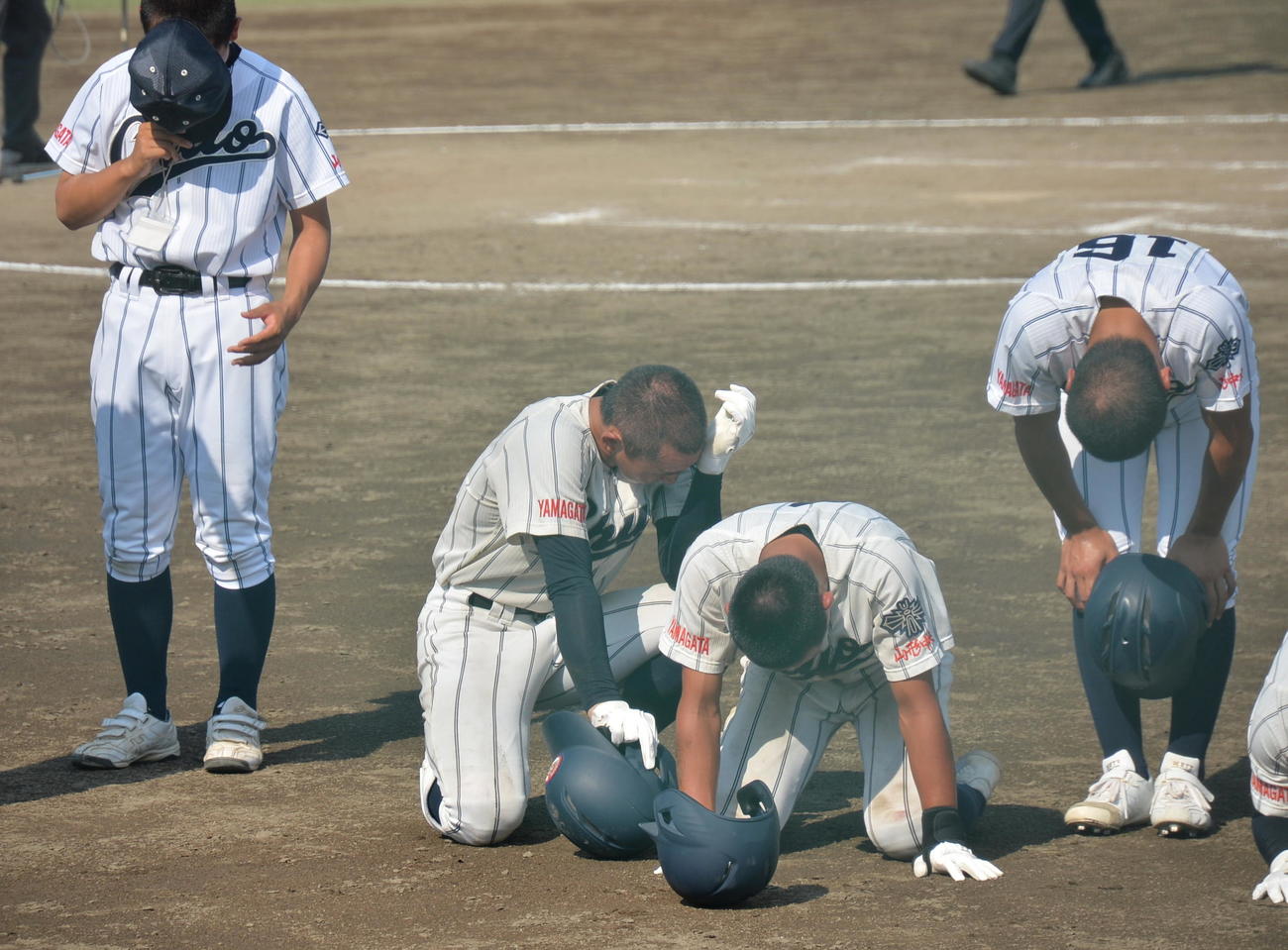 日大山形対山形中央　甲子園出場を逃し、崩れ落ちる武田陸（中央左）ら山形中央ナイン（撮影・濱本神威
