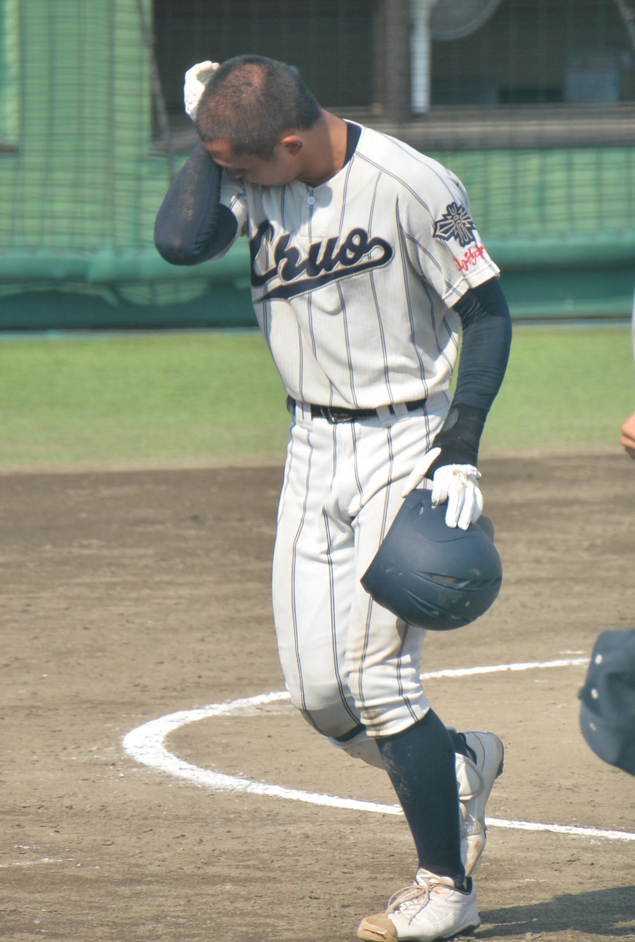 日大山形対山形中央　甲子園出場を逃し、涙をぬぐう山形中央・武田陸（撮影・濱本神威）