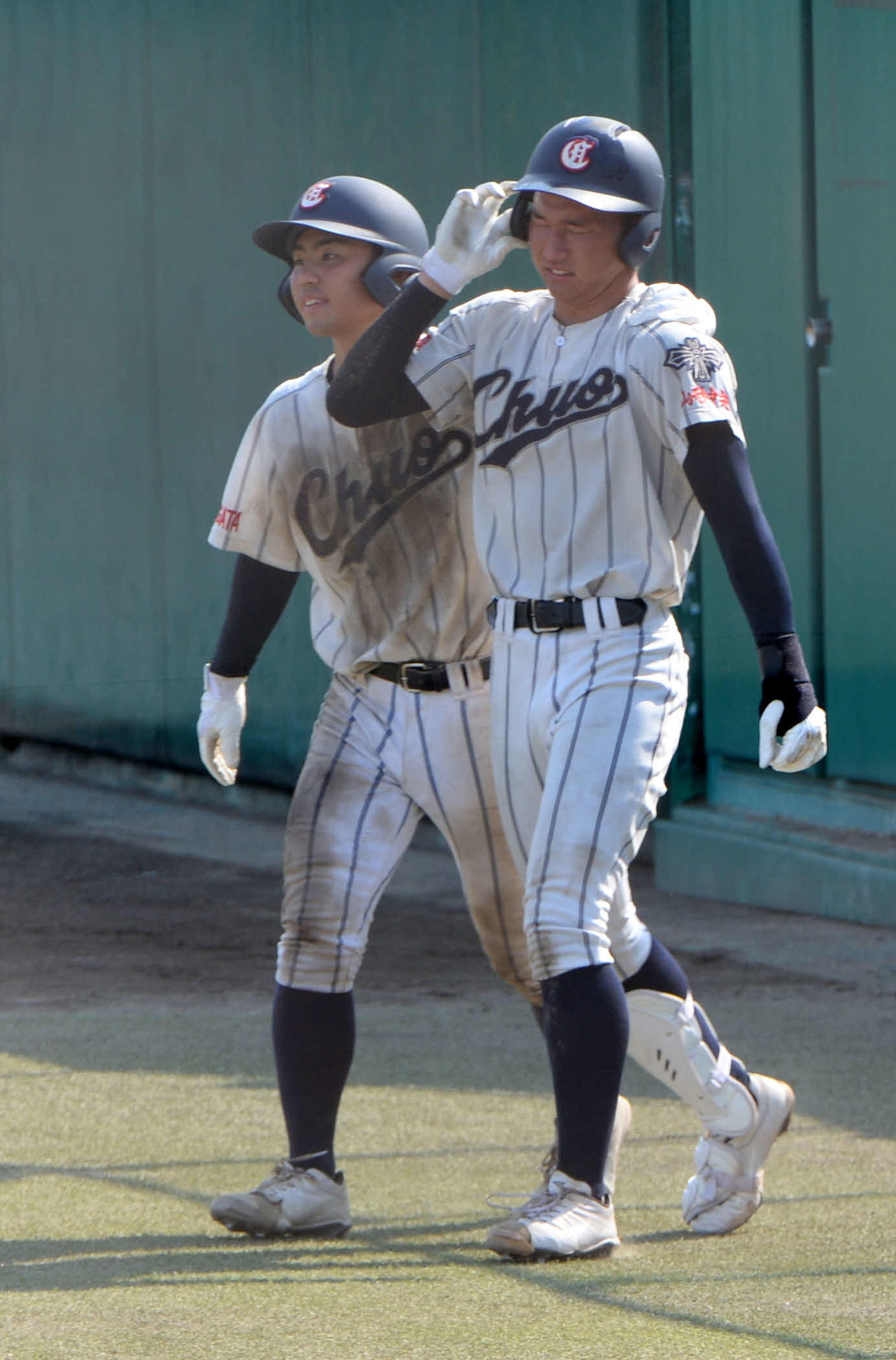 無念の表情で整列に向かう山形中央・武田陸（右）