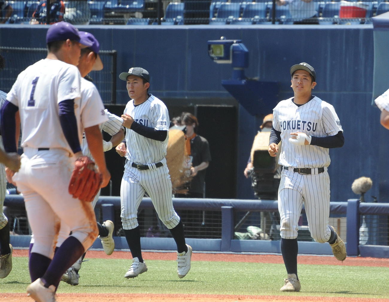 試合後の整列に向かう北越のエース山田