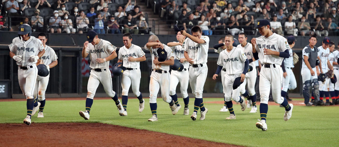 クラーク対旭川明成　惜しくも優勝を逃し引き揚げる旭川明成ナイン（撮影・佐藤翔太）