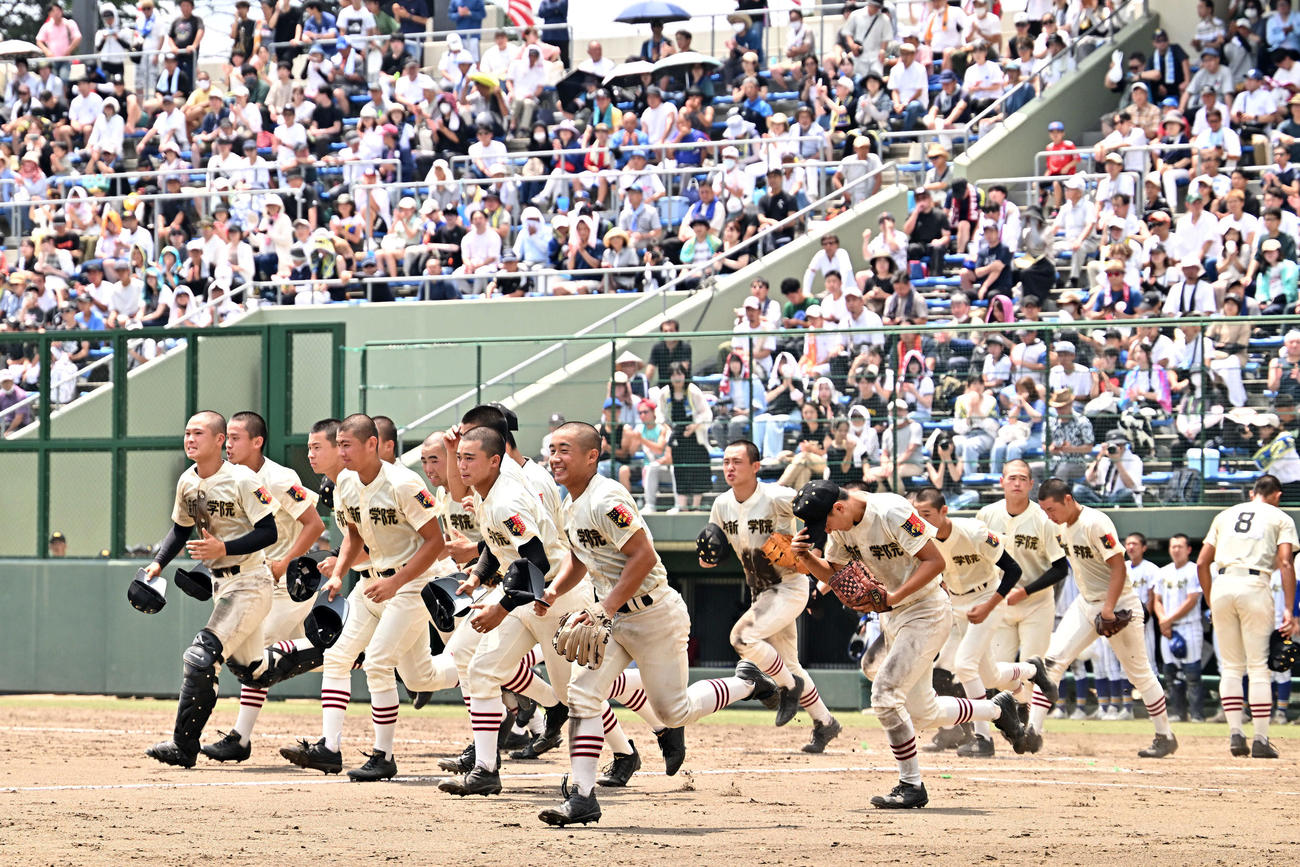 作新学院対青藍泰斗　決勝進出を決め応援団のもとへ駆けだす作新学院の選手たち（撮影・滝沢徹郎）