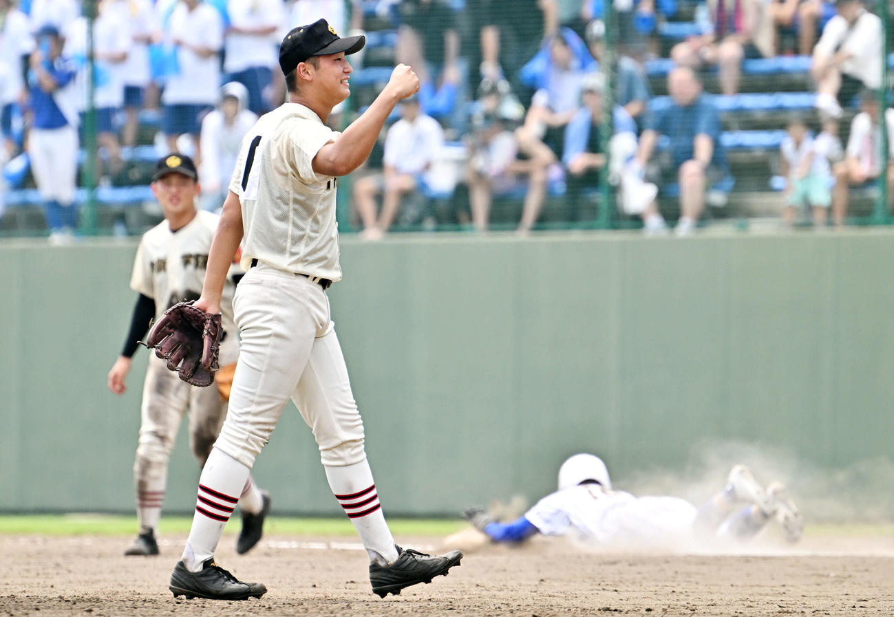 作新学院対青藍泰斗　試合を締めた作新学院・磯（手前）はガッツポーズ（撮影・滝沢徹郎）