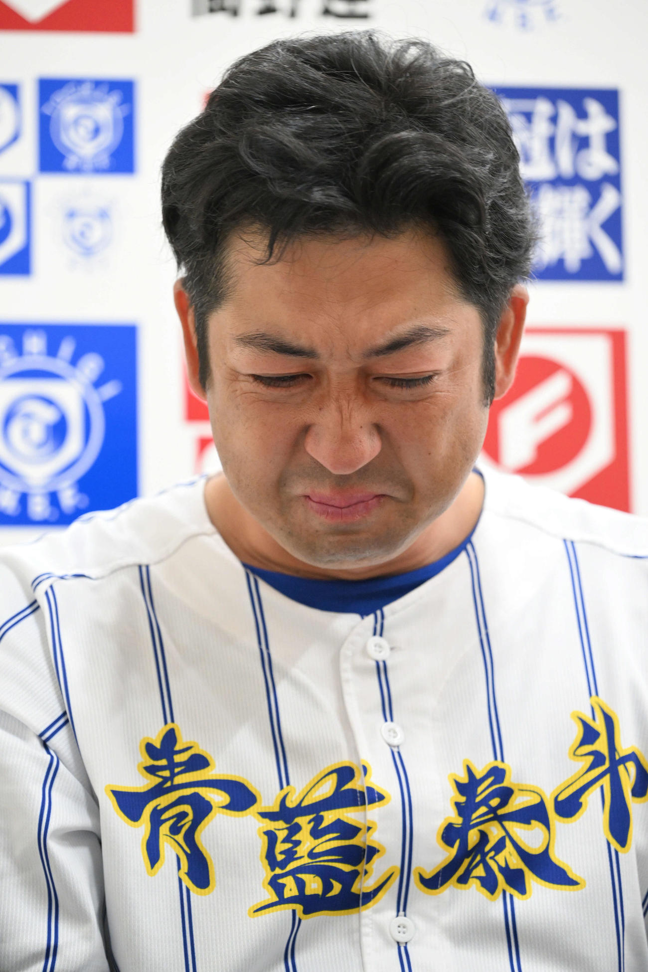 作新学院対青藍泰斗　試合後の会見で涙ながらに選手たちについて話す青藍泰斗・石川監督（撮影・滝沢徹郎）