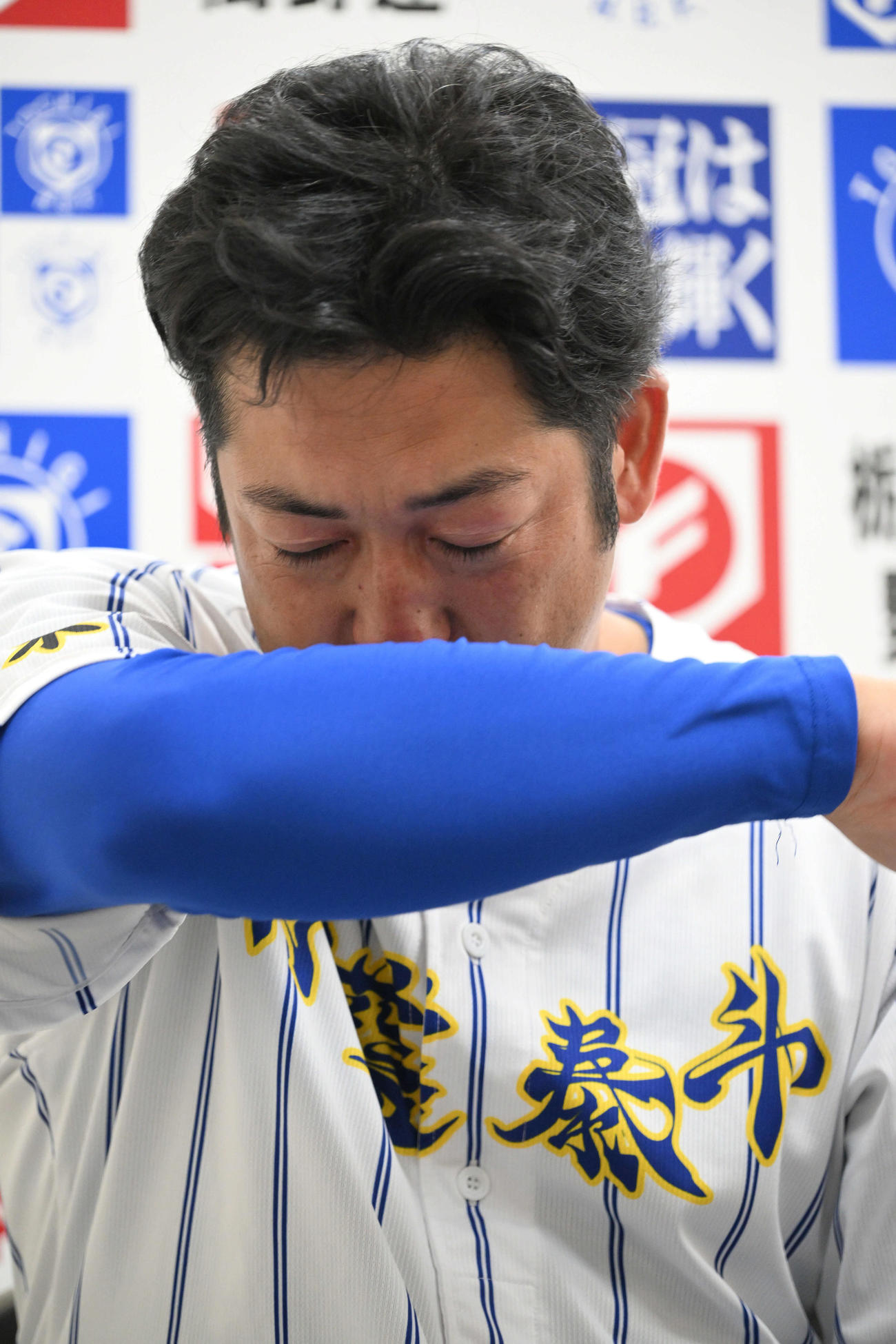 作新学院対青藍泰斗　試合後の会見で涙ながらに選手たちについて話す青藍泰斗・石川監督（撮影・滝沢徹郎）