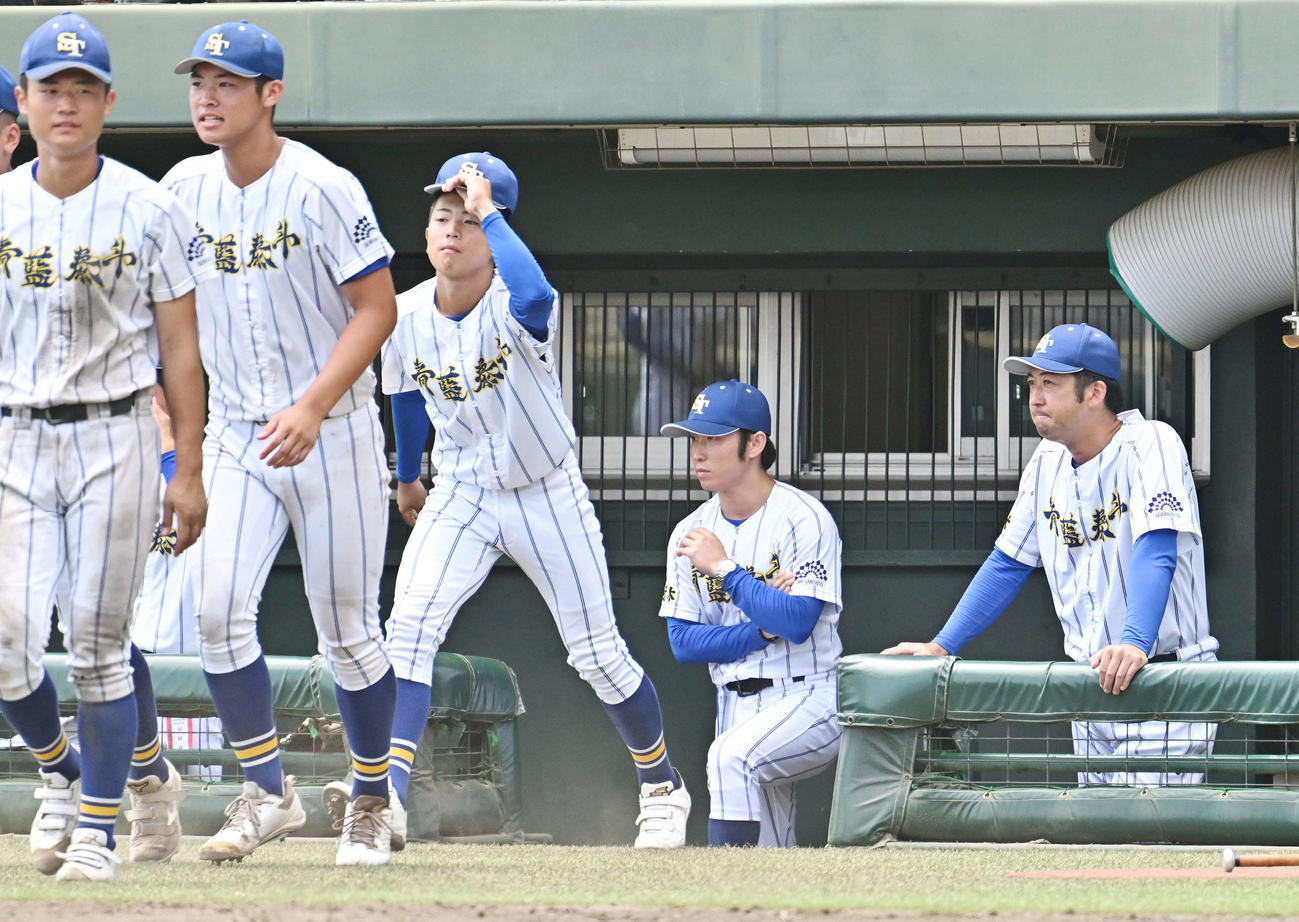 作新学院対青藍泰斗　　試合に敗れ悔しげグラウンドを見つめる青藍泰斗・石川監督（右）（撮影・滝沢徹郎）