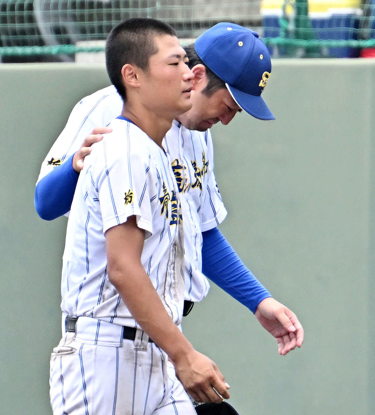 作新学院対青藍泰斗　試合後、悔し涙を流し選手と引き揚げる青藍泰斗・石川監督（後方）（撮影・滝沢徹郎）