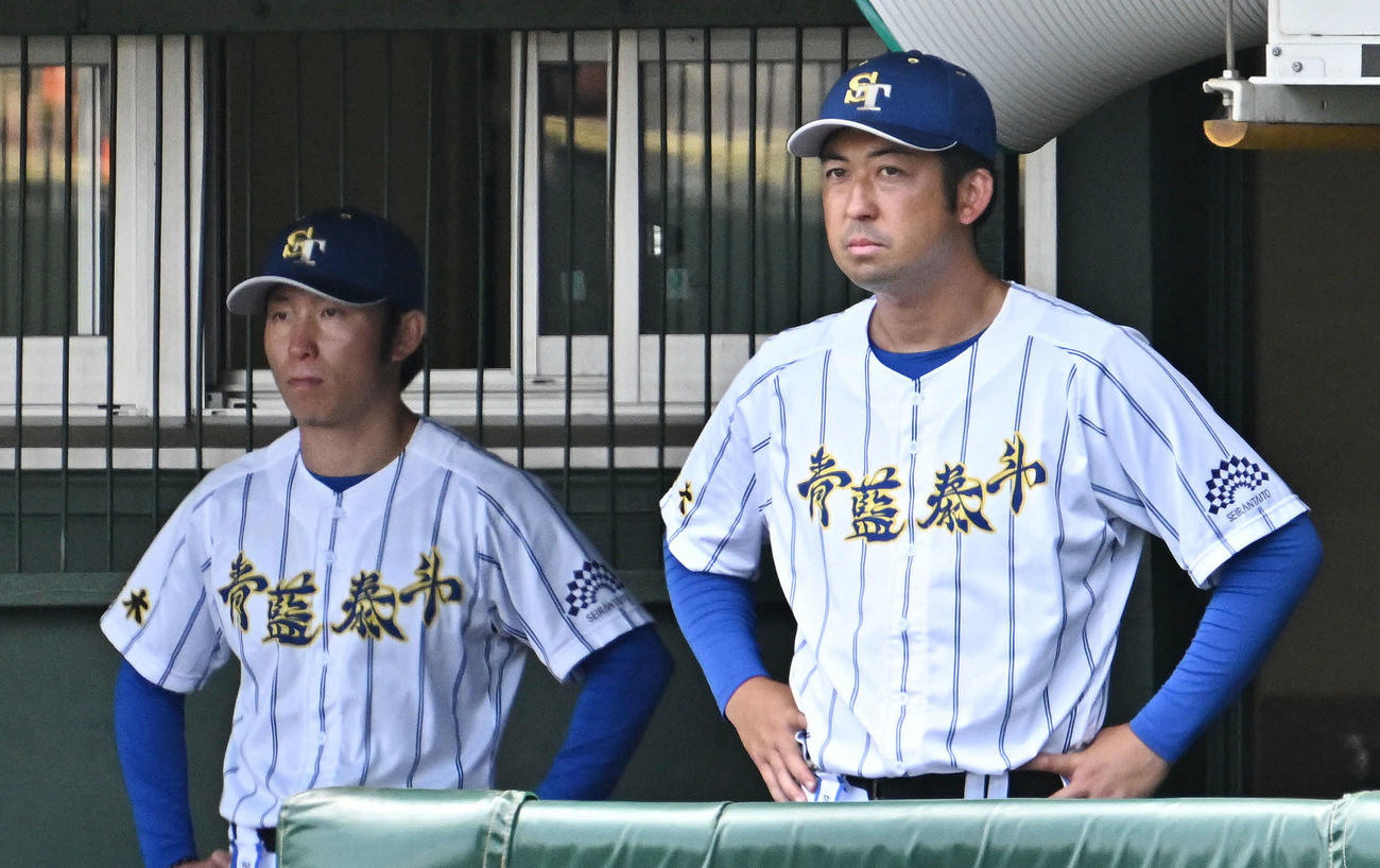 作新学院対青藍泰斗　　戦況を見守る青藍泰斗・石川監督（右）（撮影・滝沢徹郎）
