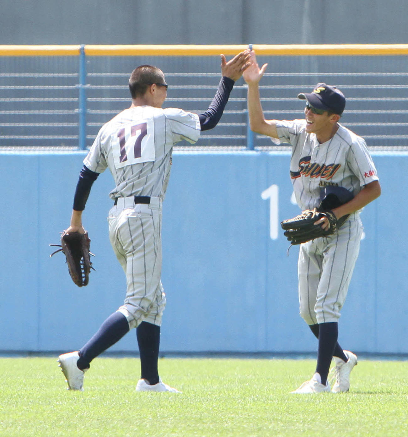 秋田修英対湯沢翔北　7回、右前の打球をダイビングで捕球し、秋田修英・鈴木とハイタッチをかわす秋田修英・廣田直人（左）（撮影・木村有優）