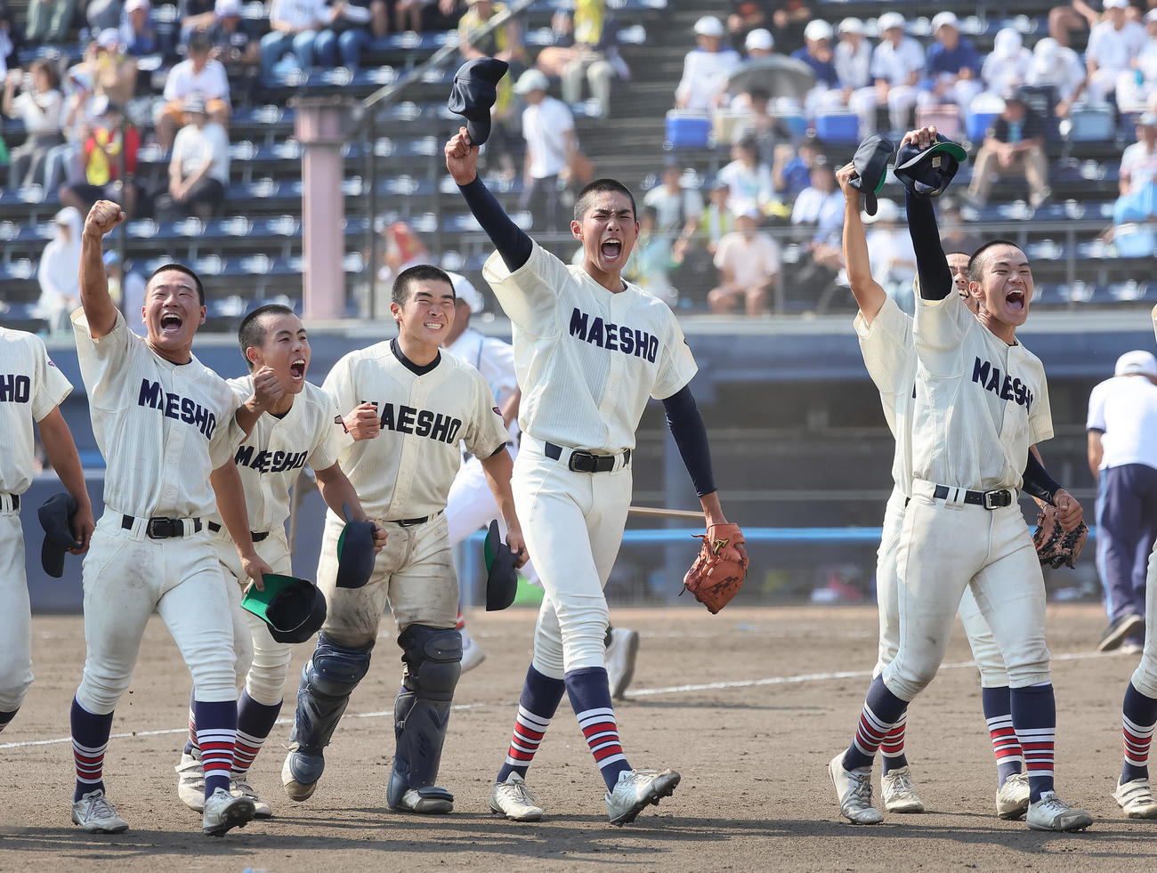 前橋商対前橋育英　勝利しガッツポーズする前橋商・清水（右から2人目）ら（撮影・足立雅史）