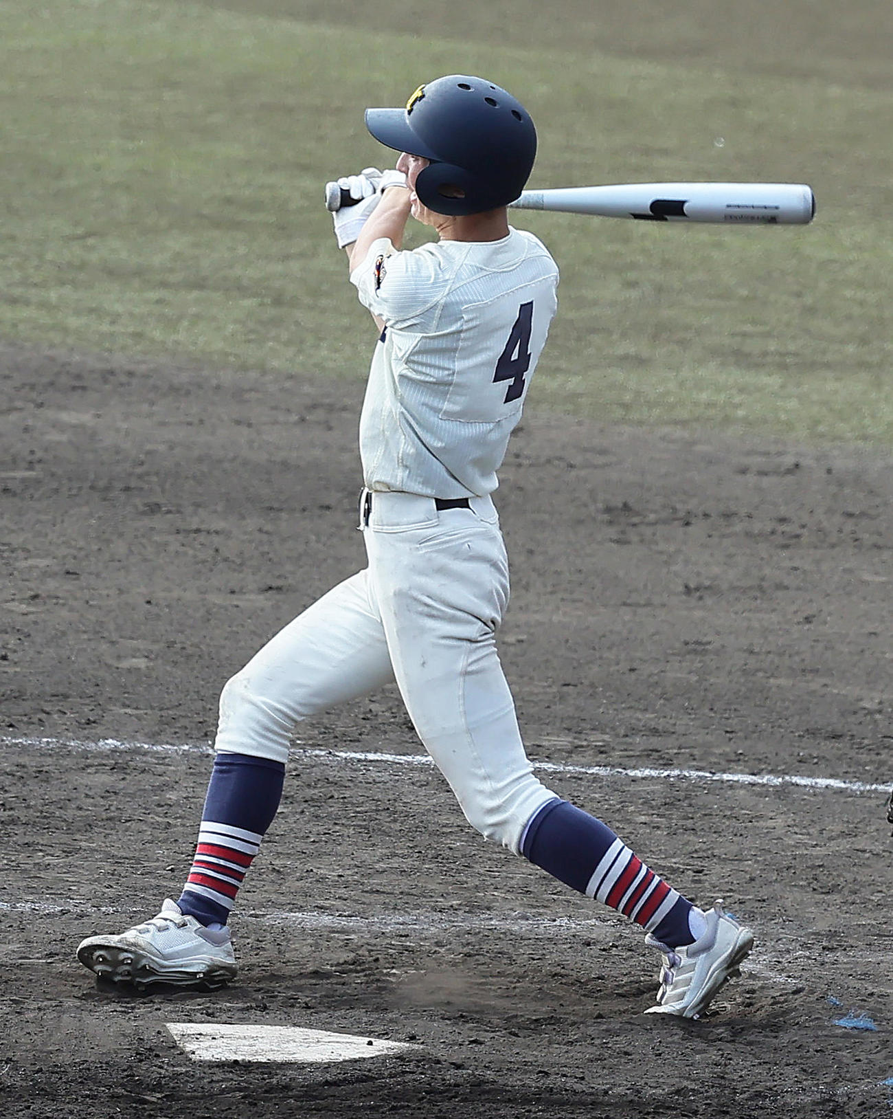 前橋商対前橋育英　8回裏前橋商2死満塁、小池は右前適時打を放つ（撮影・足立雅史）