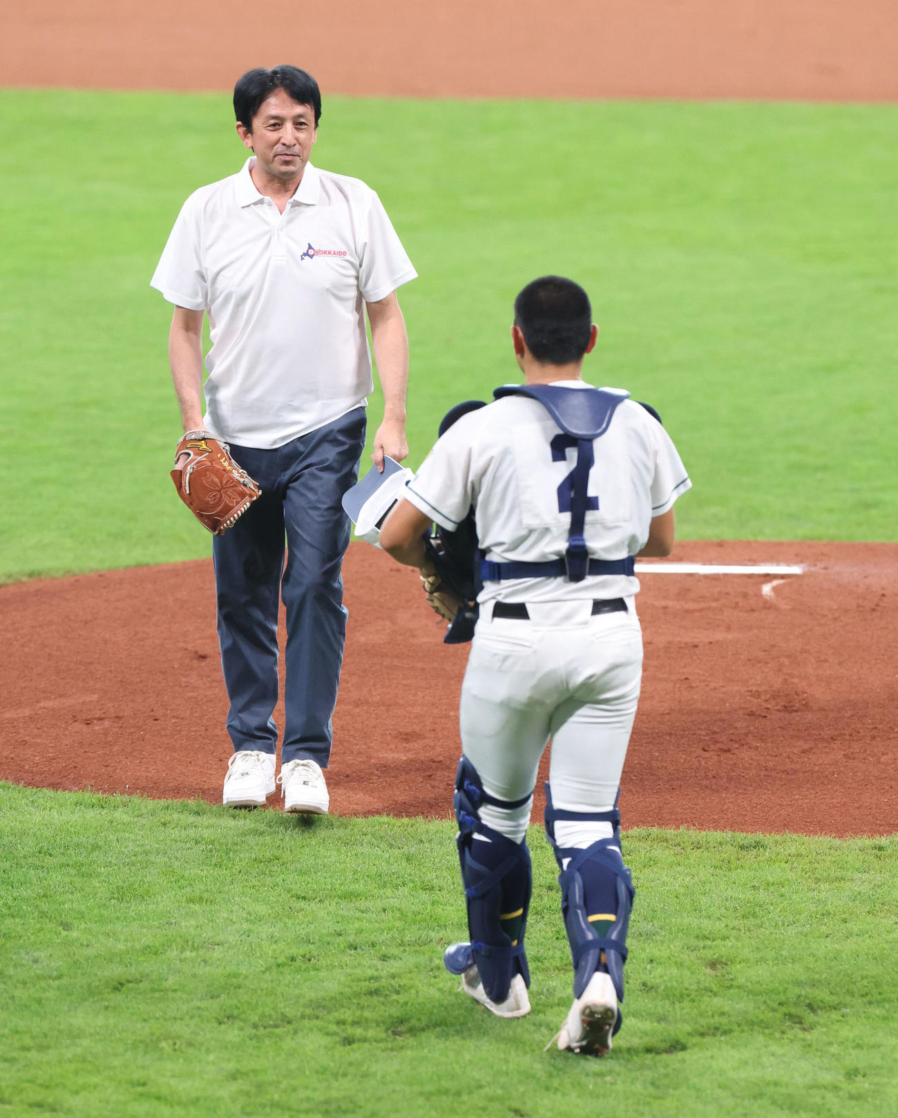 クラーク対旭川明成　始球式を務める星野氏（撮影・佐藤翔太）