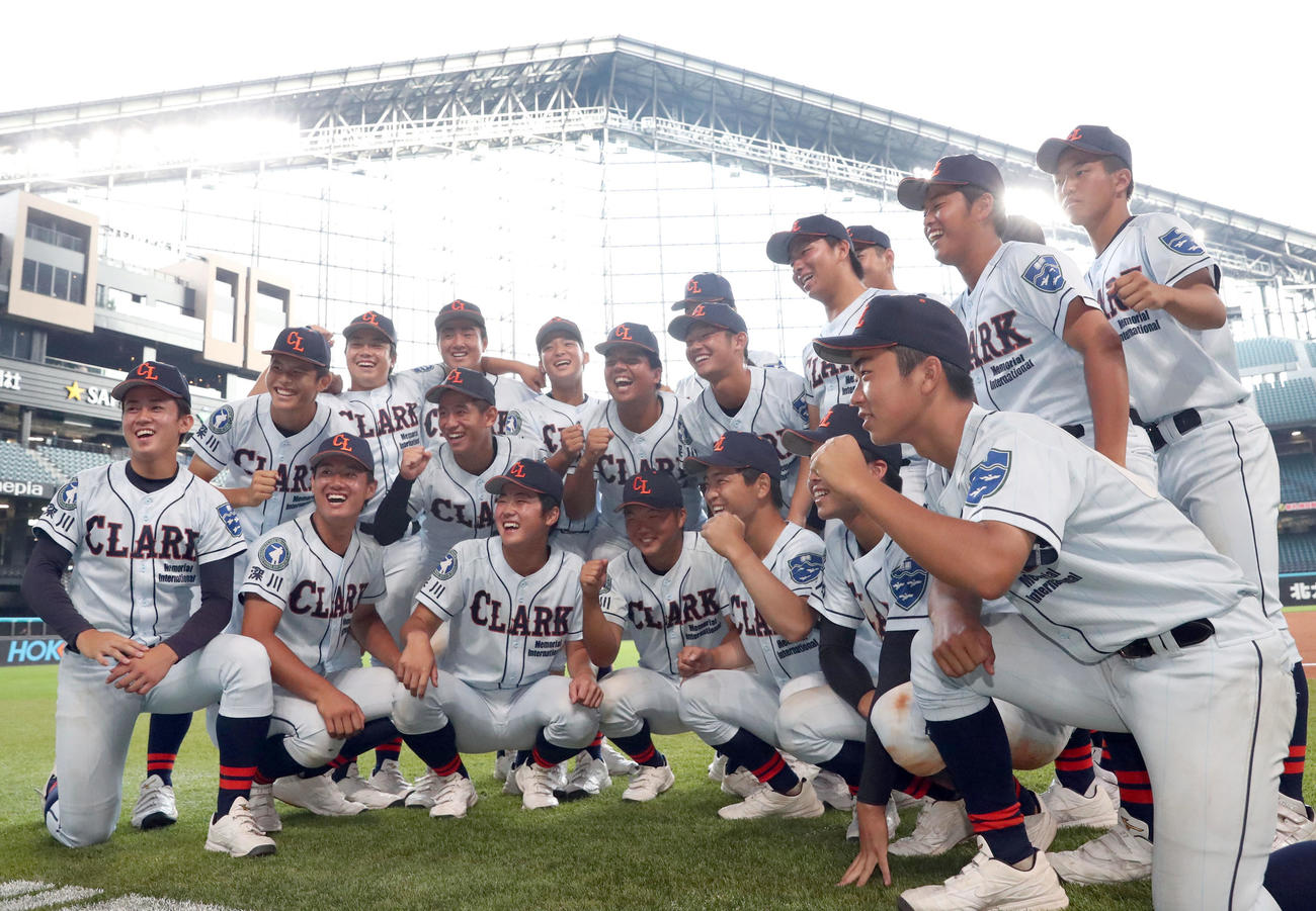 クラーク対旭川明成　優勝し記念撮影をするクラークナイン（撮影・佐藤翔太）