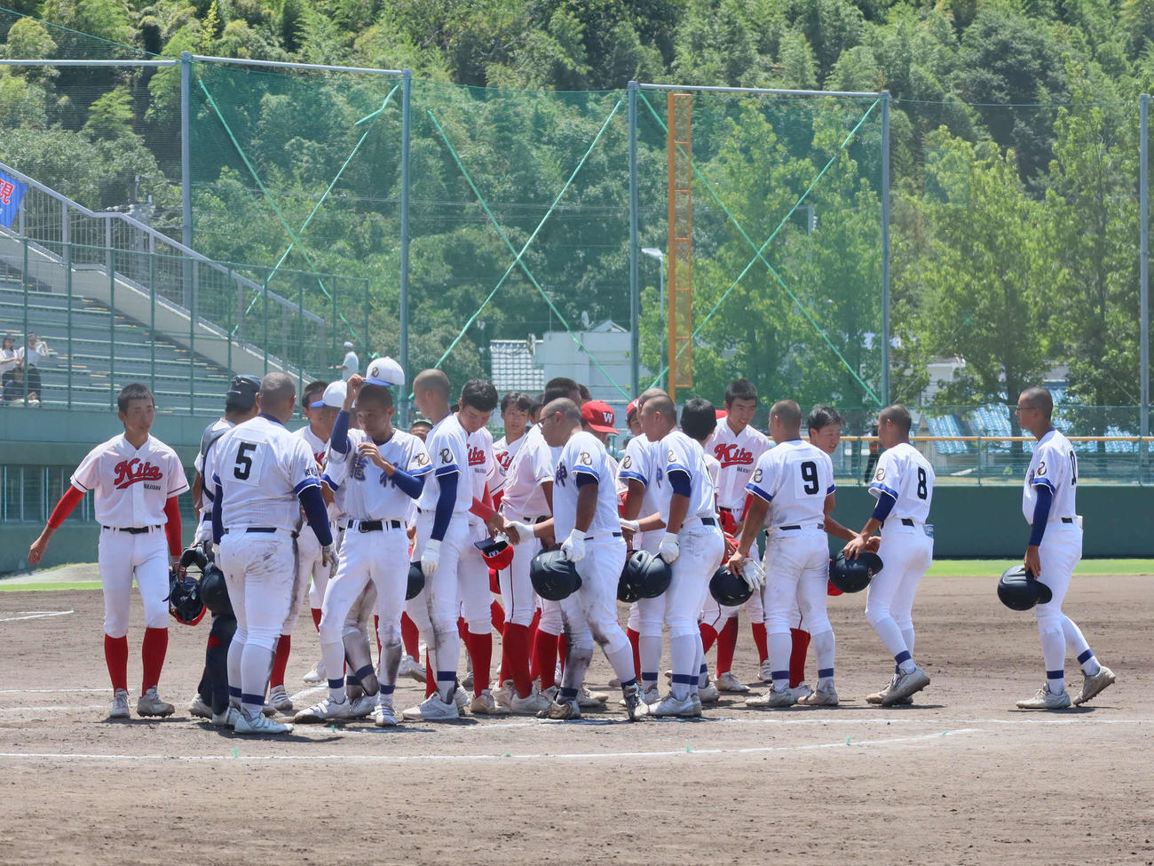和歌山北対南部高龍神分校　試合後に握手を交わす両ナイン（撮影・村松万里子）