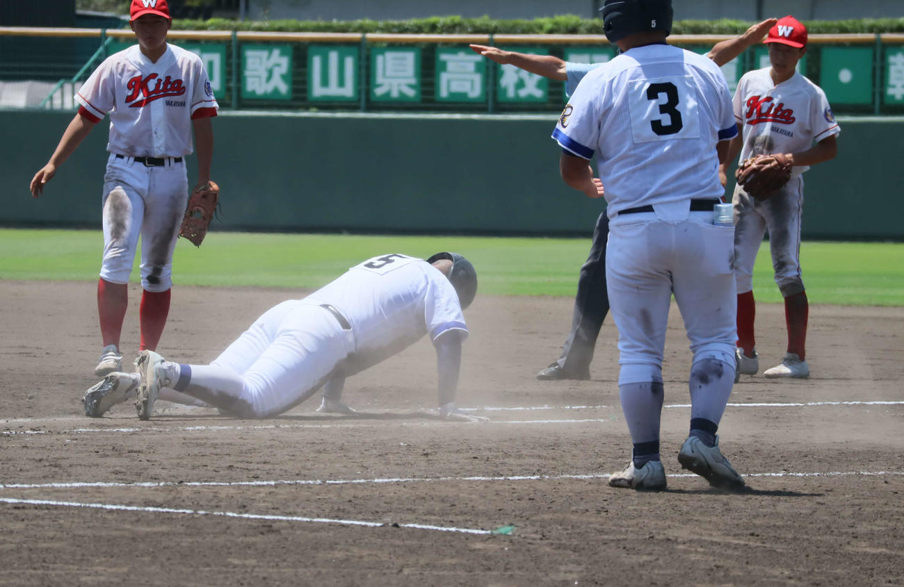 南部高龍神分校対和歌山北　7回1死一、二塁、一塁への打球で南部高龍神分校・上村凌賀は懸命のヘッドスライディング（撮影・村松万里子）