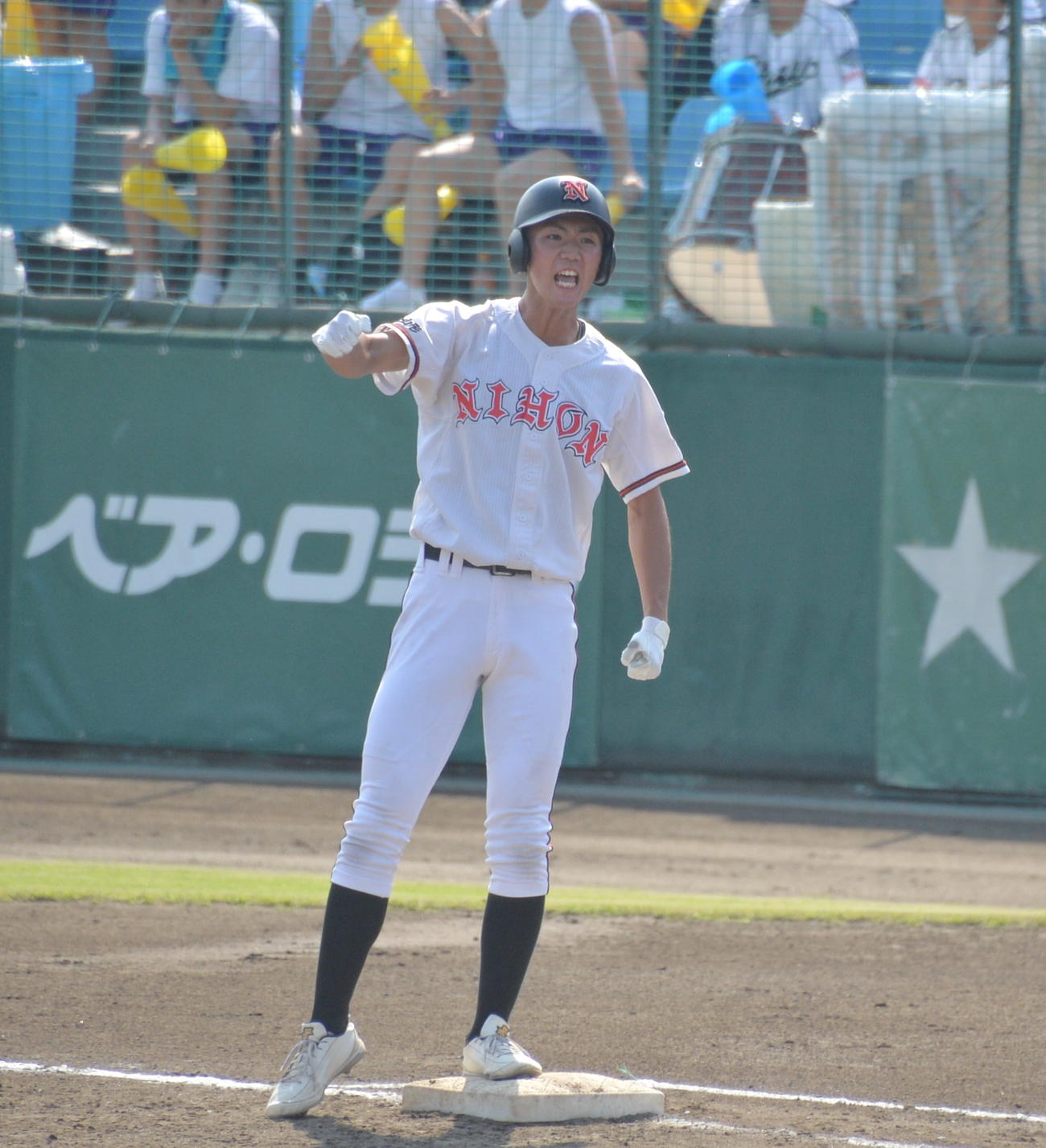 日大山形対山形中央　1－3で迎えた7回2死満塁、代打出場の小野が中前同点適時打を放ち、一塁上でガッツポーズ（撮影・濱本神威）
