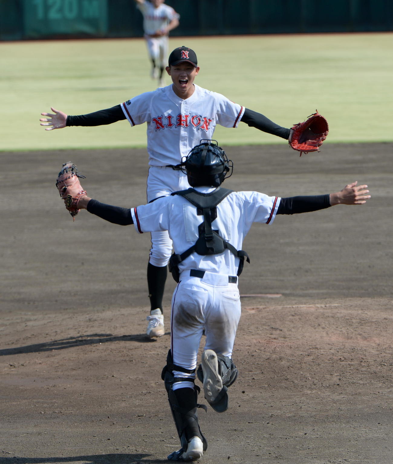 優勝の瞬間、手を広げて大喜びの日大山形のエース菅井（奥）と高橋捕手（撮影・浦部歩）