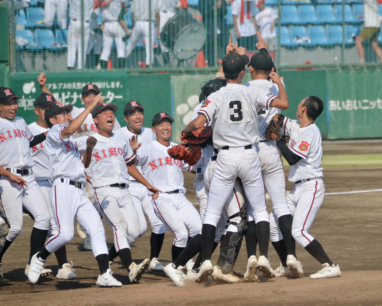 日大山形対山形中央　2年ぶり19度目の優勝を決め、マウンドで歓喜の輪をつくる日大山形ナイン（撮影・濱本神威）