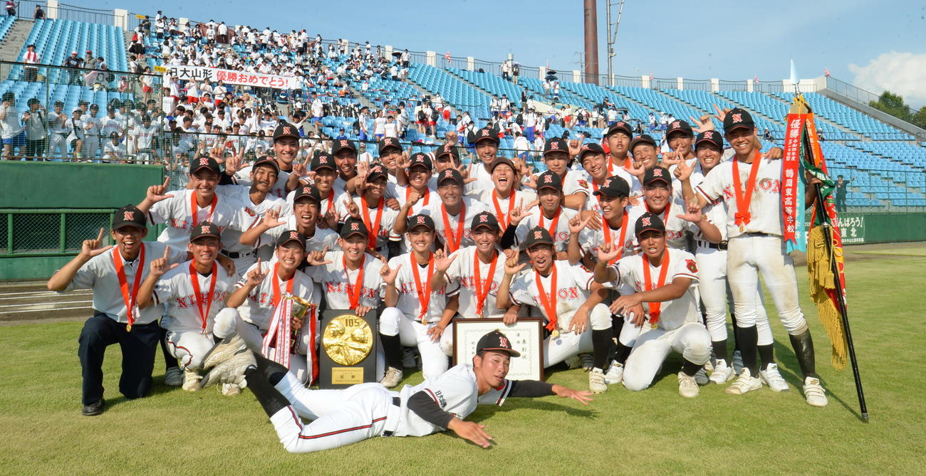2年ぶり19度目の優勝を果たし、満面の笑みで記念撮影する日大山形ナイン（撮影・濱本神威）