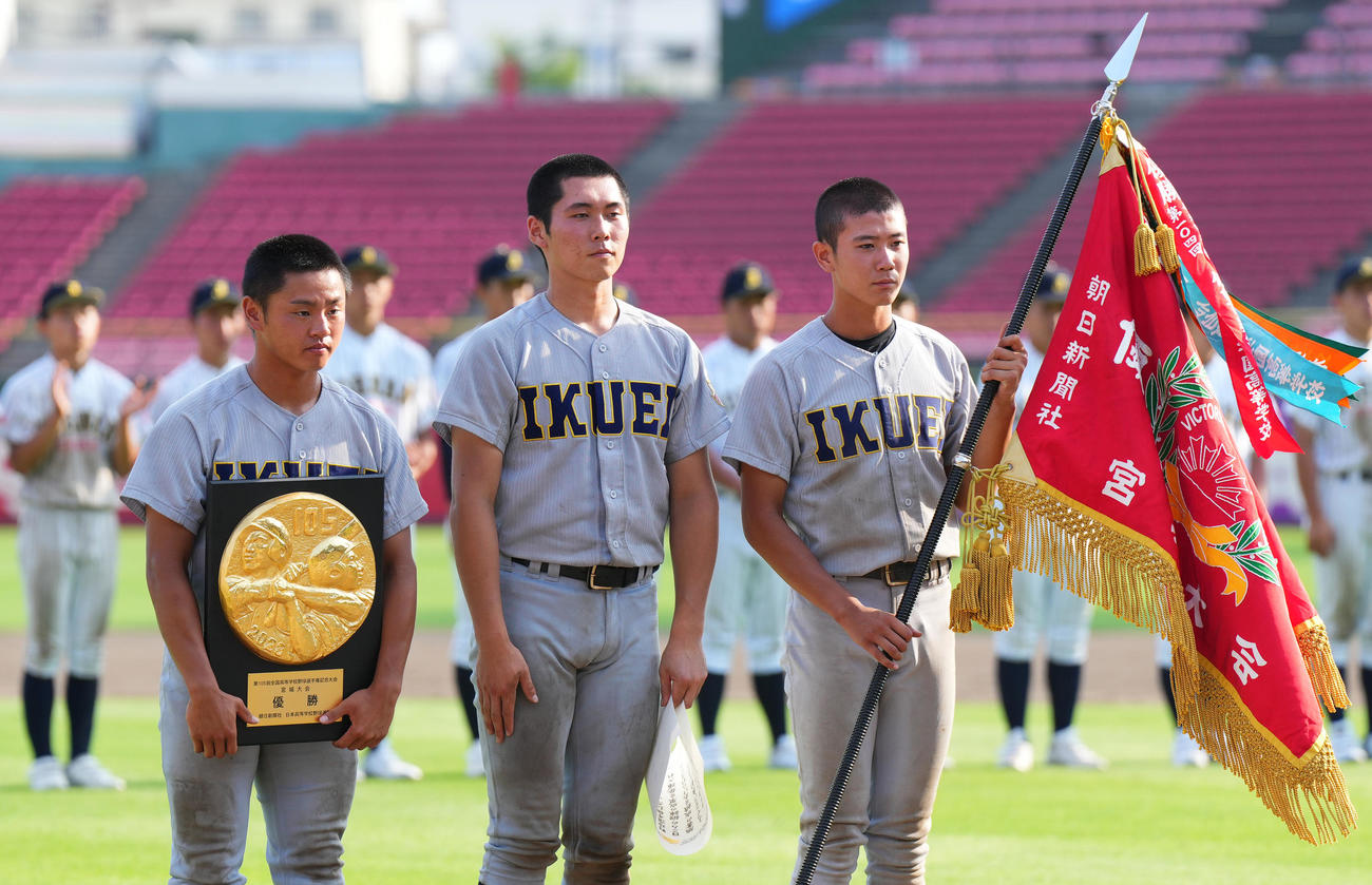 仙台育英対仙台城南　優勝を決め、記念品を受け取る、左から斉藤陽、尾形、山田（撮影・菅敏）
