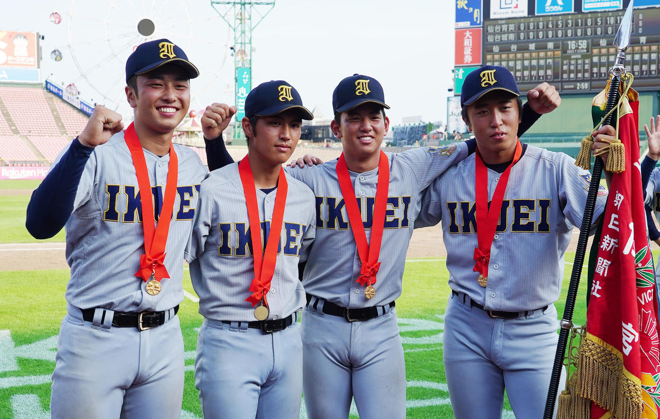 仙台育英対仙台城南　優勝し記念写真に納まる、左から先発の高橋、2番手の仁田、3番手の田中、4番手の湯田（撮影・菅敏）