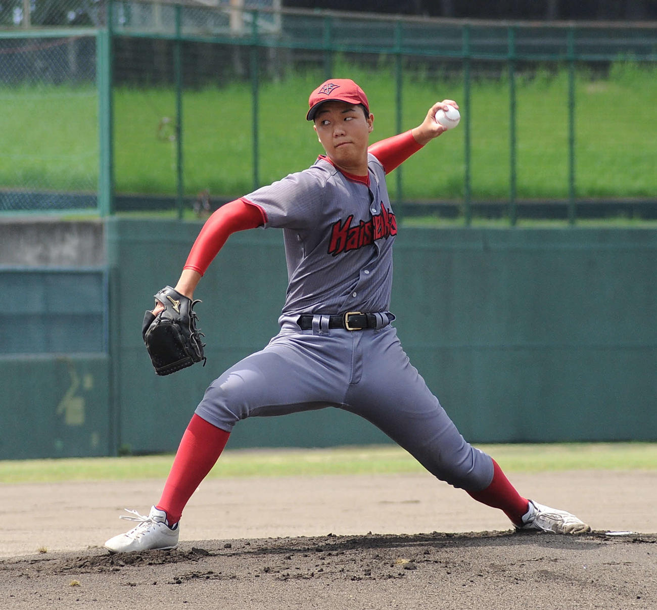 テンポ良く130キロ前後の球を投げ込む浜松開誠館の松井