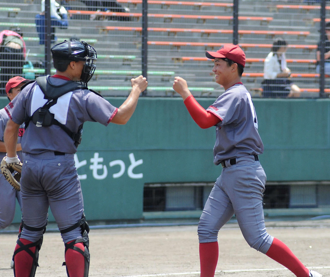 試合に勝利して笑顔を見せながら捕手とグータッチする浜松開誠館の松井（右）