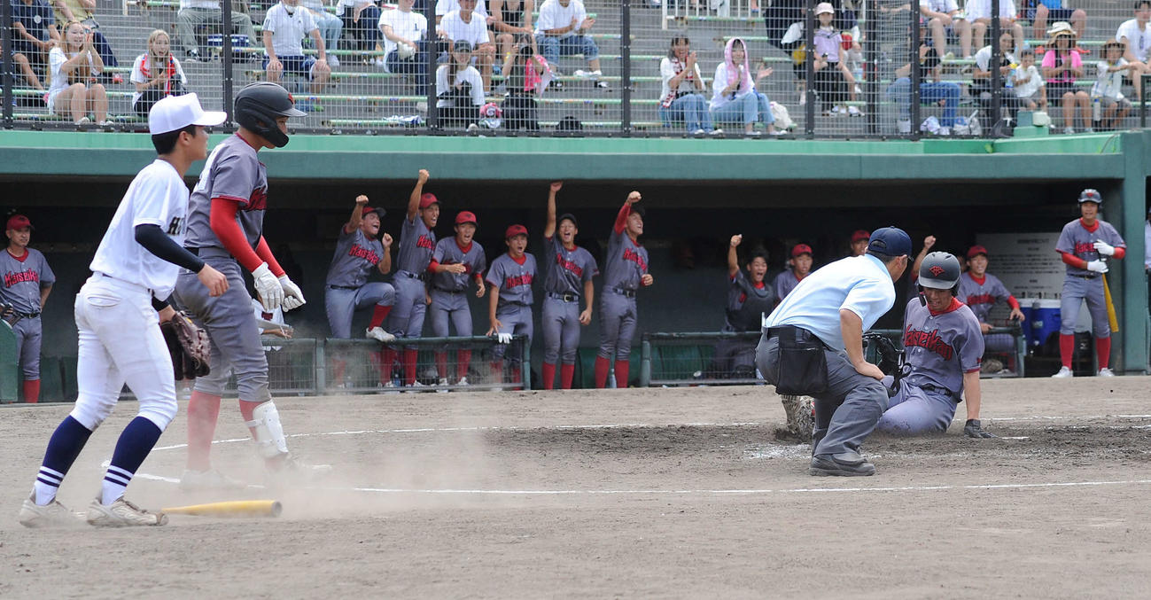 5回裏の攻撃で追加点を喜ぶ浜松開誠館のベンチ