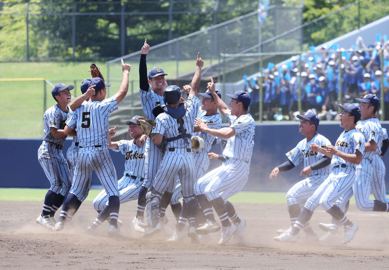 駿台甲府対東海大甲府　優勝を決め、歓喜に沸く東海大甲府の選手たち（撮影・宮地輝）