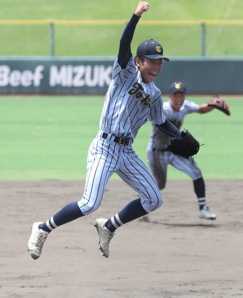 東海大熊本星翔対九州学院　完封で勝利を飾った東海大熊本星翔・玉木は歓喜の表情（撮影・梅根麻紀）