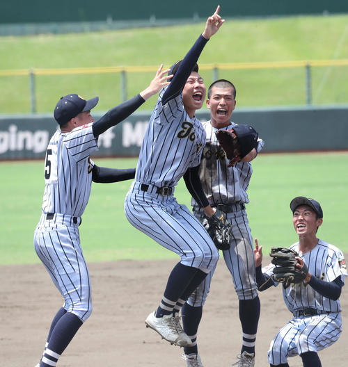 東海大熊本星翔対九州学院　完封で勝利を飾った東海大熊本星翔・玉木は歓喜の表情（撮影・梅根麻紀）