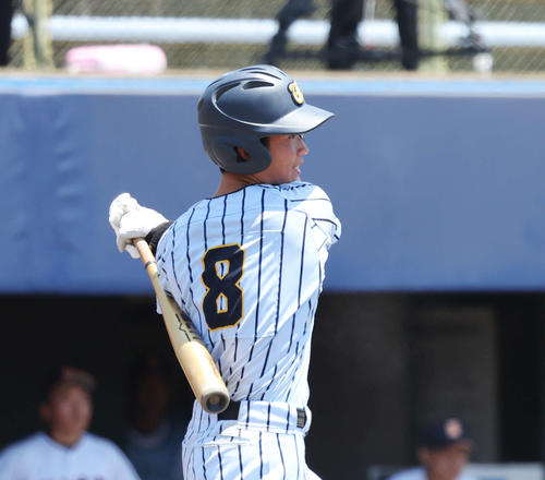 駿台甲府対東海大甲府　6回裏東海大甲府2死一、二塁、中前適時打を放つ兼松（撮影・宮地輝）