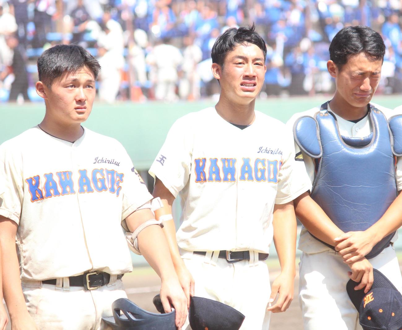 市川越対春日部東　試合後のあいさつで涙を流す市川越・西見（中央）（撮影・保坂恭子）