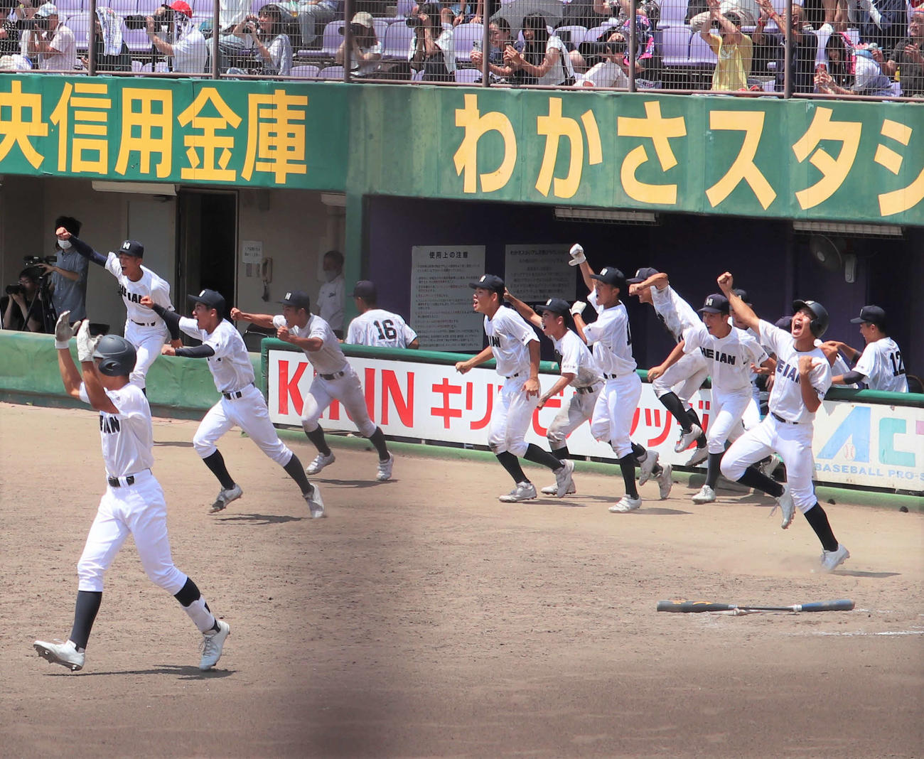 龍谷大平安対京都成章　10回タイブレーク無死満塁で松浦の左前サヨナラ適時打に喜び、ベンチを飛び出す龍谷大平安ナイン（撮影・中島麗）