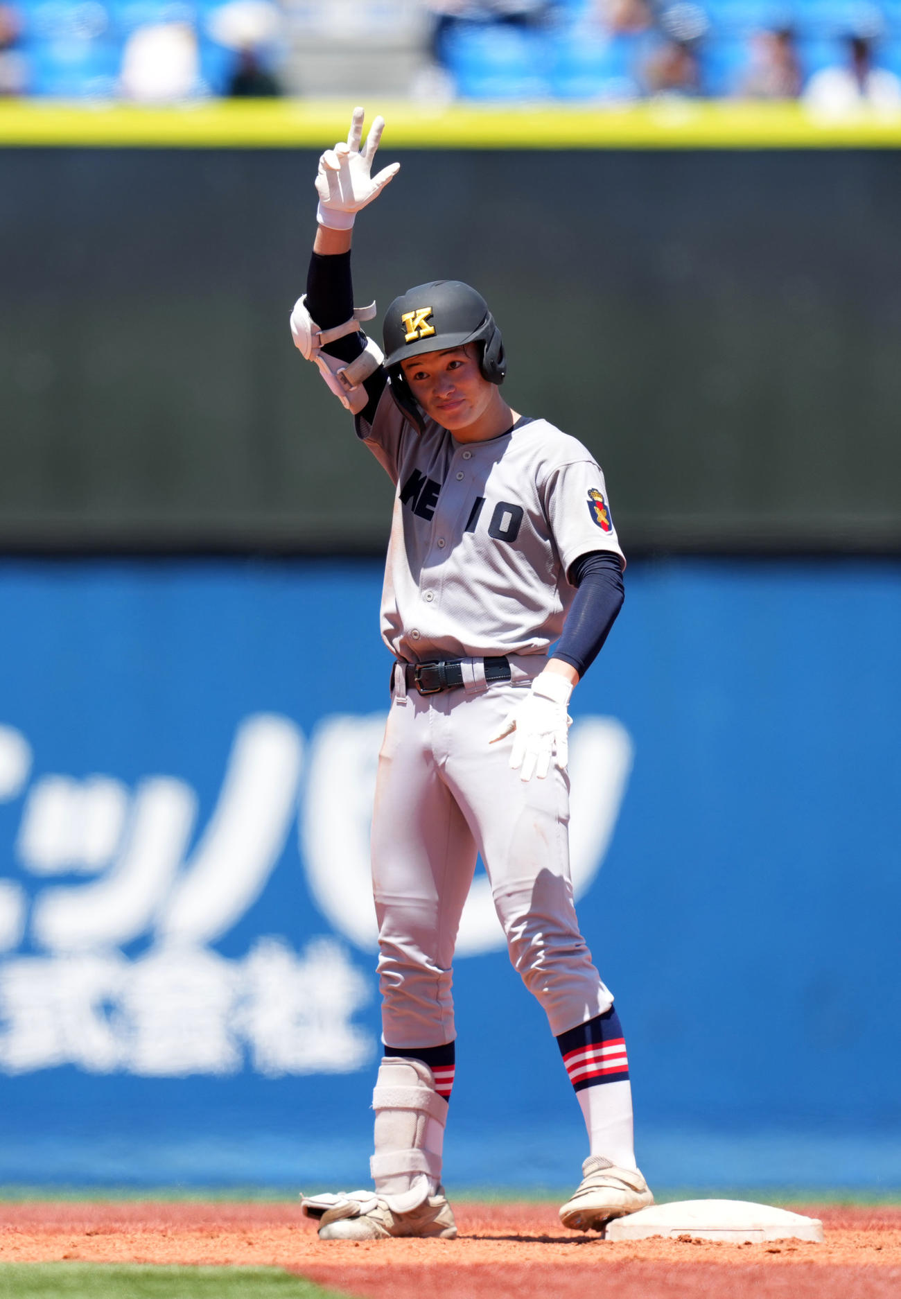 慶応対東海大相模　4回表慶応1死一、二塁、中越え適時二塁打を放ちポーズを決める丸田（撮影・横山健太）