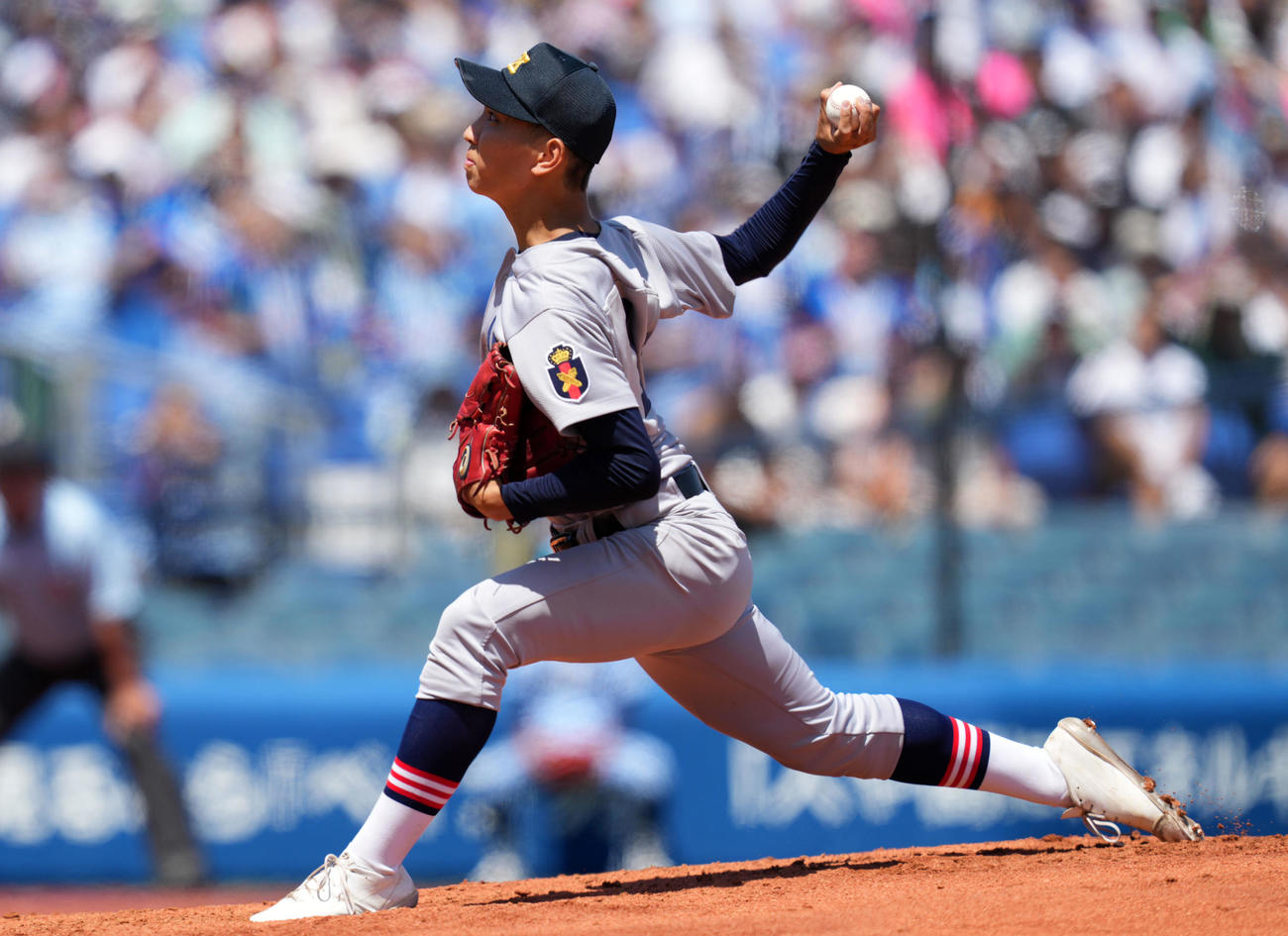 慶応対東海大相模　力投する慶応先発の小宅（撮影・横山健太）