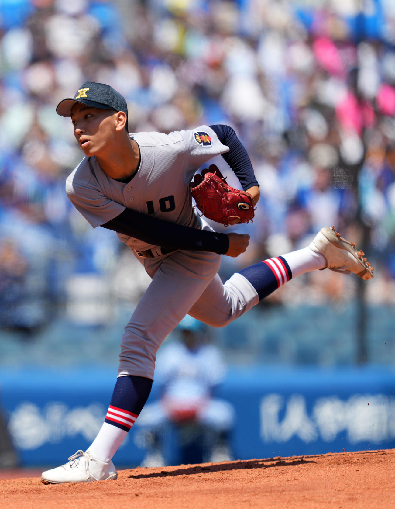慶応対東海大相模　力投する慶応先発の小宅（撮影・横山健太）