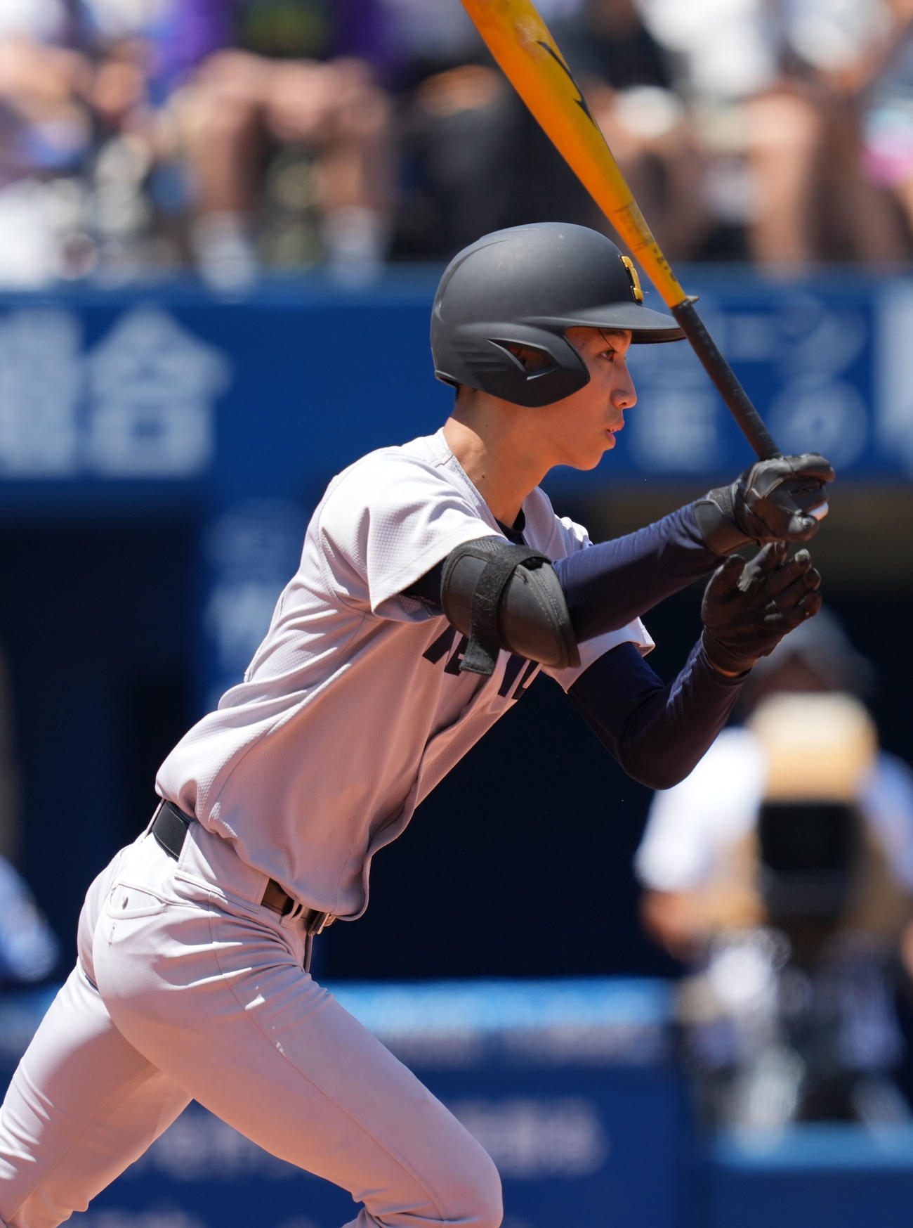 慶応対東海大相模　4回表慶応1死一、二塁、右前適時打を放つ小宅（撮影・横山健太）
