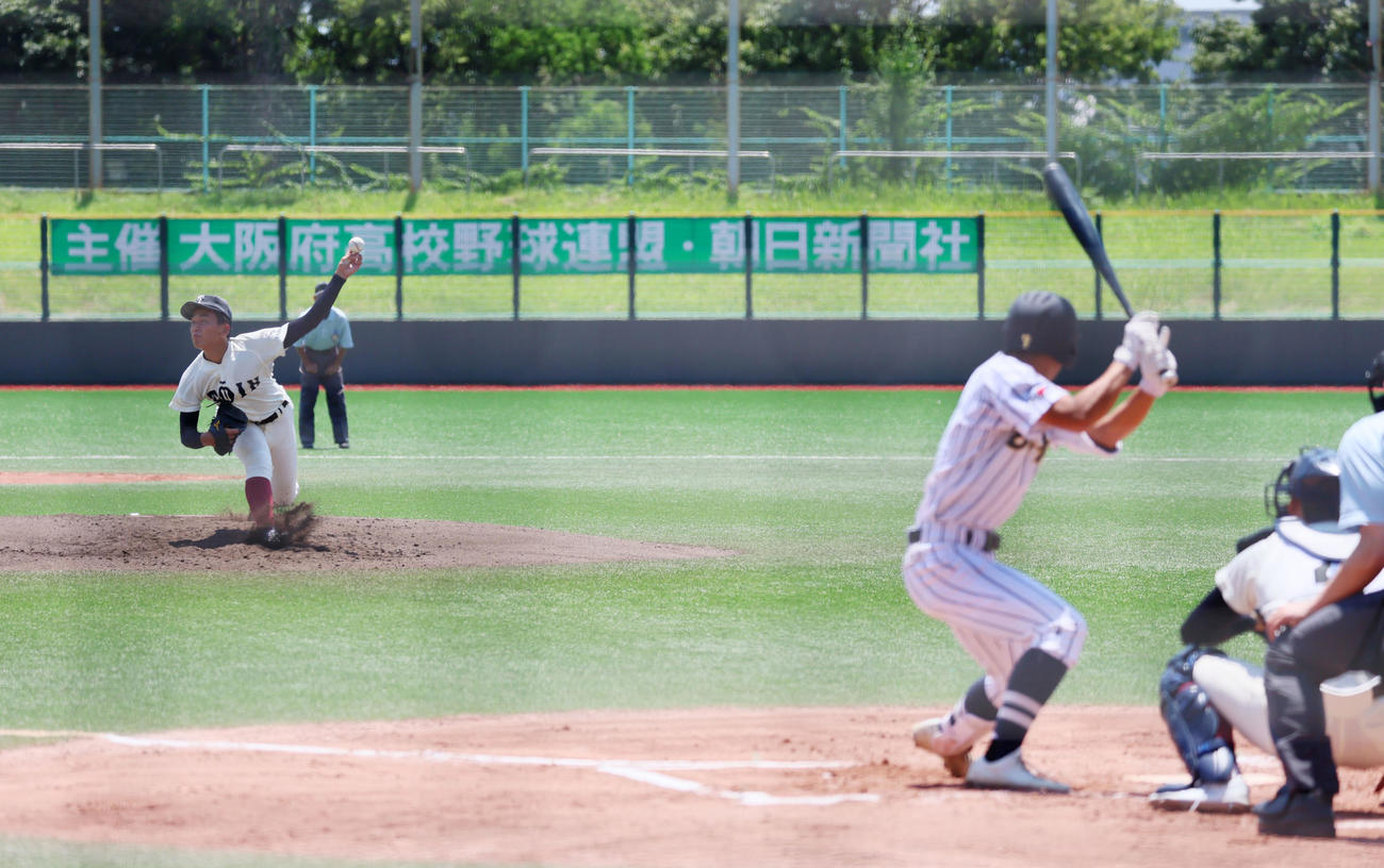 大阪桐蔭対東海大大阪仰星　2回裏東海大大阪仰星無死、夏の大阪大会で初登板の前田は東村を中飛の仕留める（撮影・加藤哉）