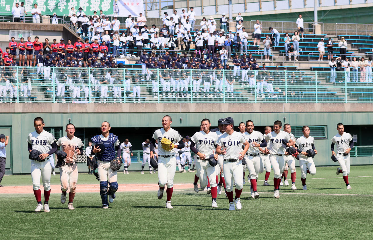 大阪桐蔭対東海大大阪仰星　東海大大阪仰星に勝利しスタンドへあいさつに向かう大阪桐蔭ナイン（撮影・加藤哉）
