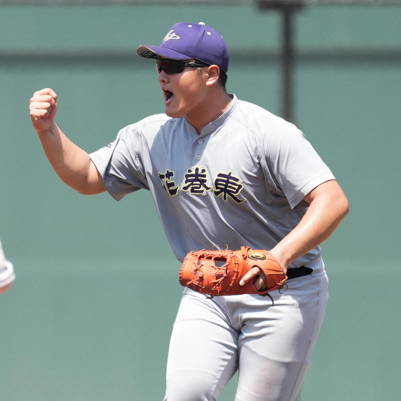 盛岡一対花巻東　4回、ガッツポーズを見せる花巻東・佐々木（撮影・菅敏）