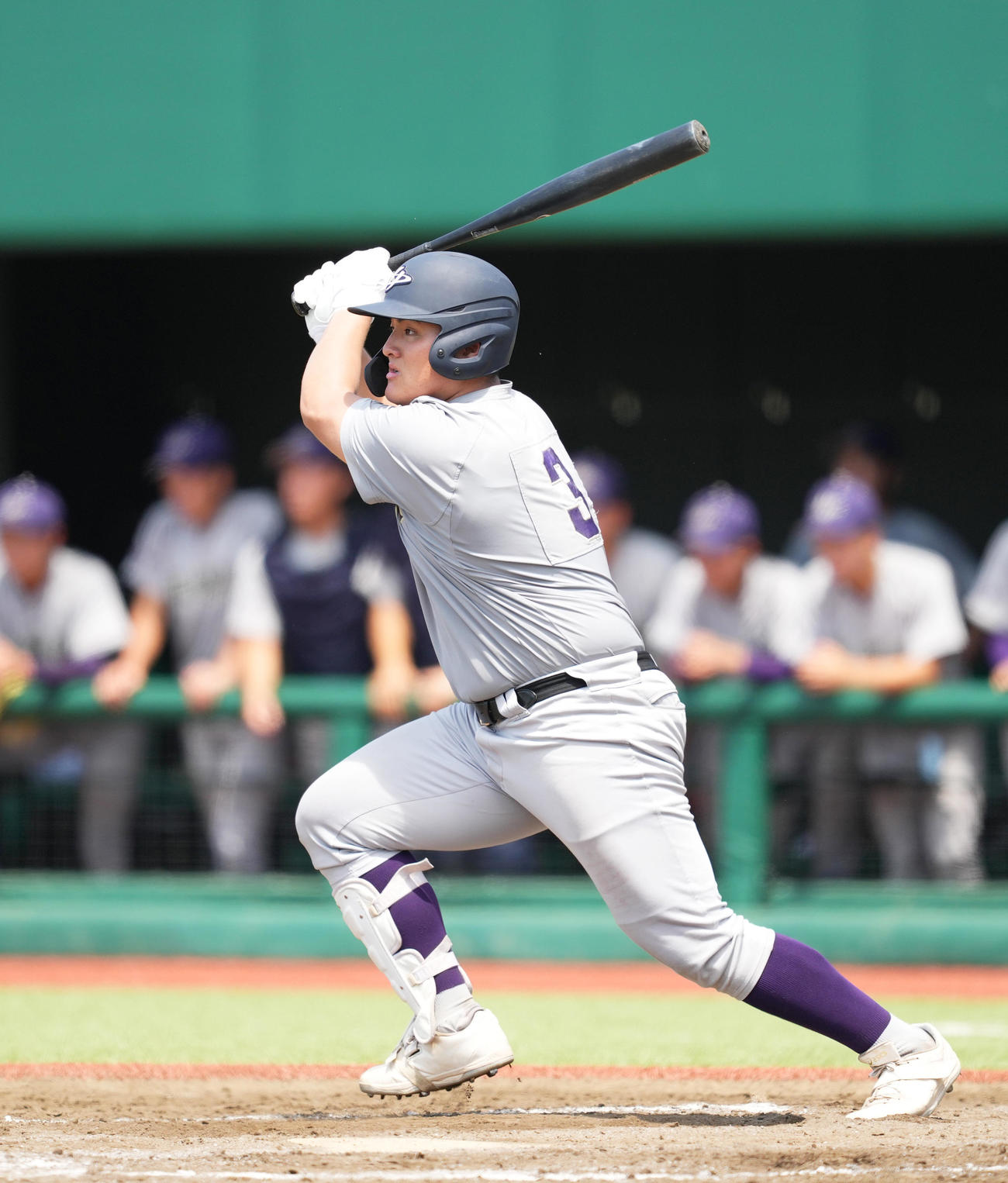 盛岡一対花巻東　3回裏花巻東無死二塁、中前適時打を放つ佐々木（撮影・菅敏）