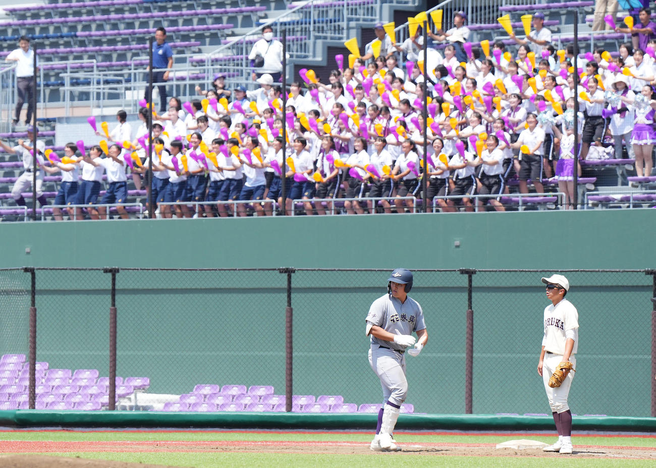 盛岡一対花巻東　5回裏花巻東無死、中前打を放ち、スタンドの大歓声を受ける佐々木（左）（撮影・菅敏）