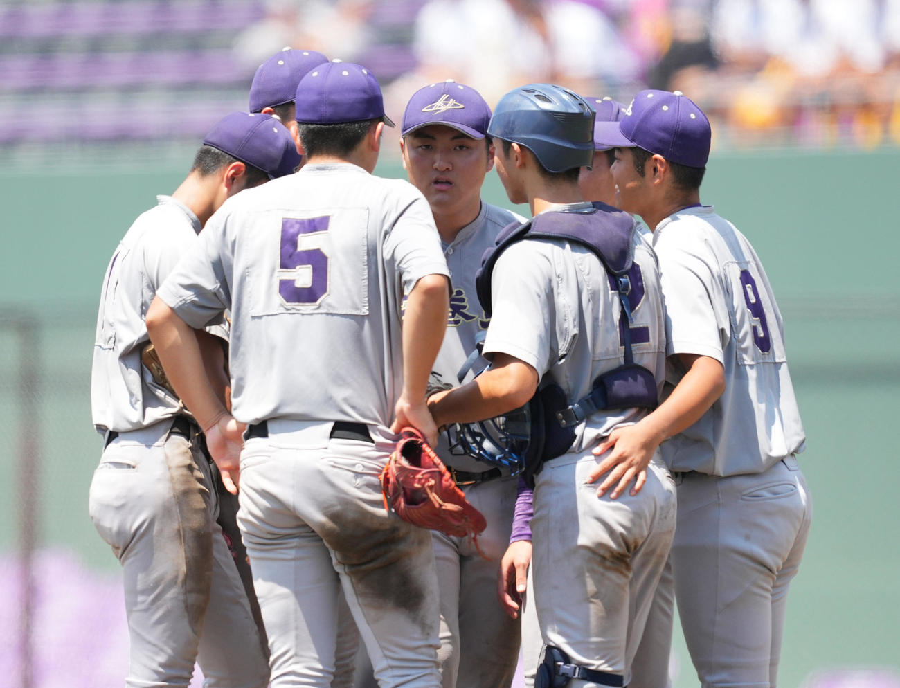 盛岡一対花巻東　6回、満塁の場面でマウンドに集まる花巻東ナイン。中央は佐々木（撮影・菅敏）