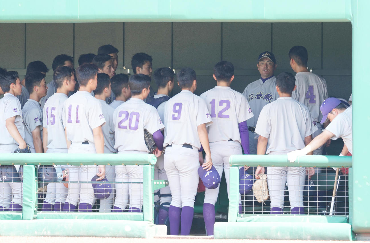 盛岡一対花巻東　試合前、ベンチでミーティングをする花巻東（撮影・菅敏）