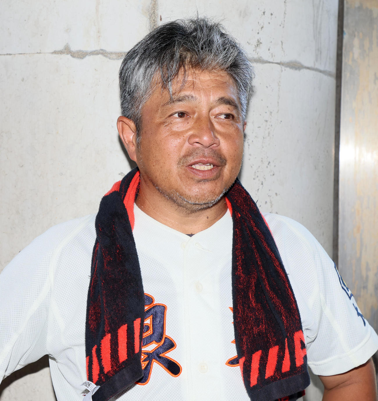 大冠対浪速　大冠に敗れ試合後記者の質問に答える浪速の遠山監督（撮影・加藤哉）