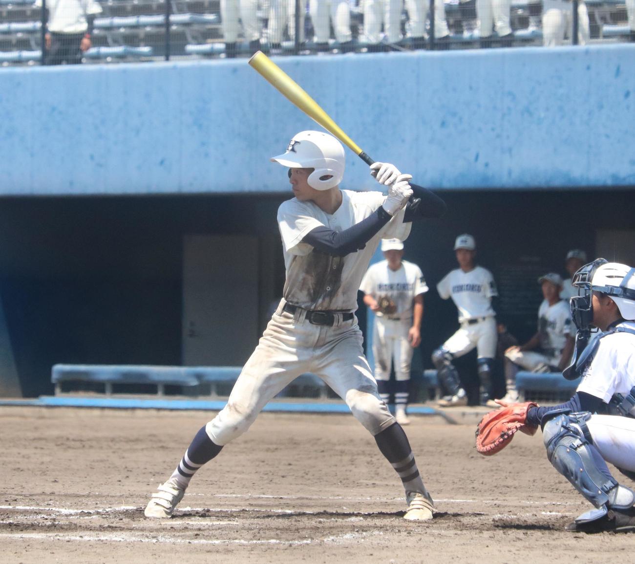 興国対いちりつ　興国の平野雄大外野手（2年）が打席に立つ（撮影・林亮佑）