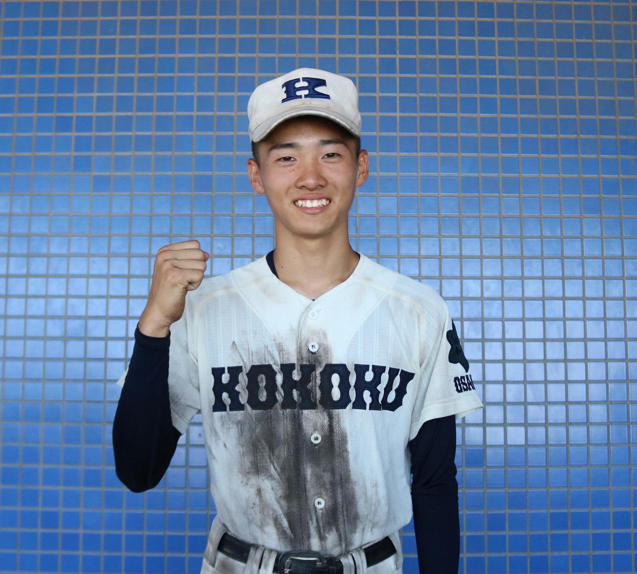 興国対いちりつ　興国の平野雄大外野手（2年）が笑顔を見せる（撮影・林亮佑）