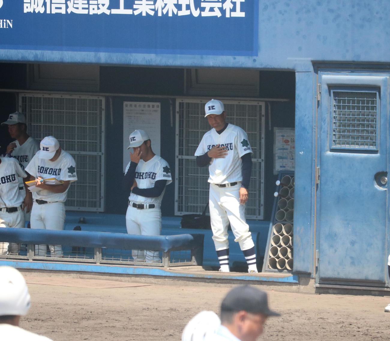 興国対いちりつ　興国の喜多隆志監督が打者にサインを送る（撮影・林亮佑）