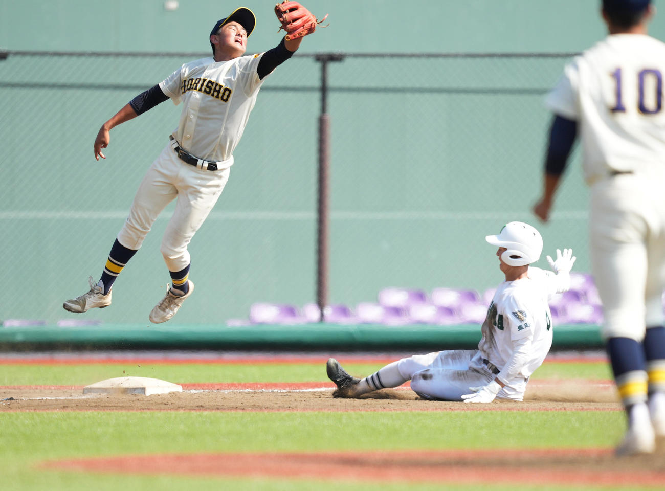 盛岡商対盛岡三　5回裏盛岡三1死、三塁盗塁を決める駒井。悪送球の間に本塁に生還する（撮影・菅敏）